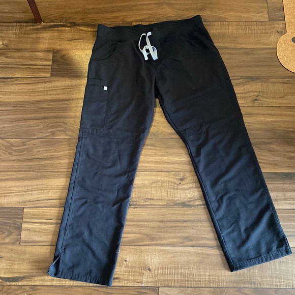 Figs Pants - Figs scrub pants- Kade Cargo scrub pants, size L, black, minimal wear